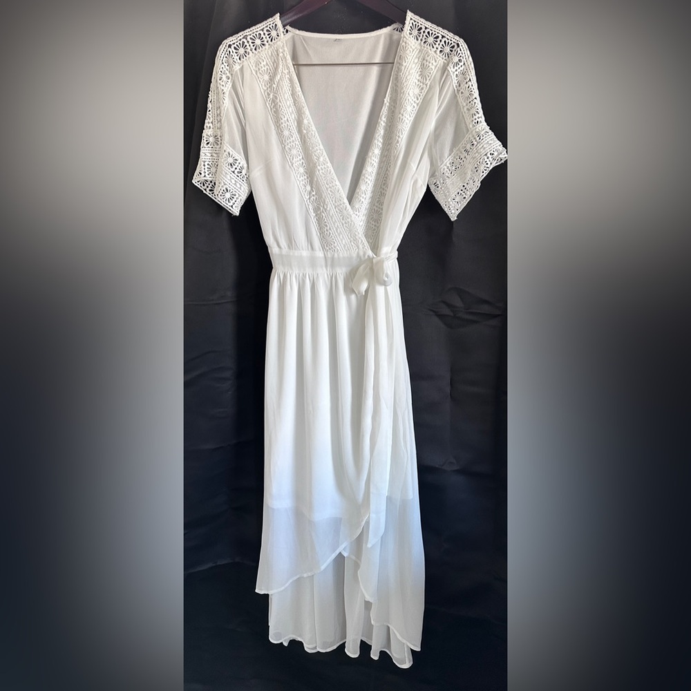🌟⬇️PRICE DROP⬇️🌟White Wrap, High-Low Dress. (M)